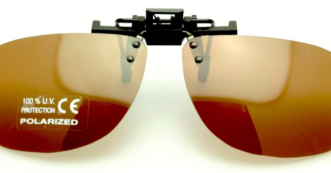 Clip solaire polarisant pour la pêche adaptable sur lunettes de vue.