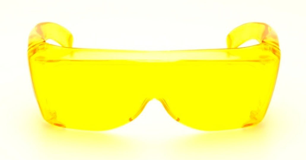 Sur lunettes jaunes